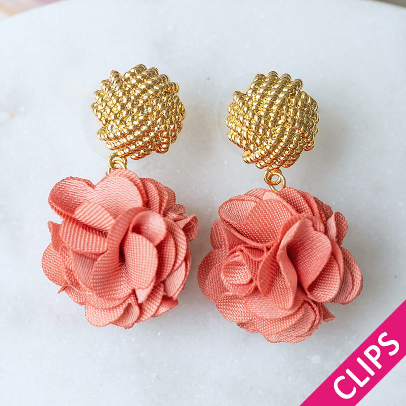 Vergoldete Knoten-Ohrclips mit rosarotem Blüten-Pompom