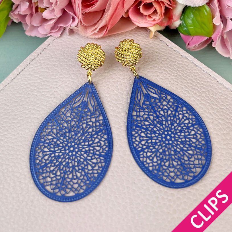 Vergoldete Knoten-Ohrclips mit zartgeprägten Tropfen in Dunkelblau