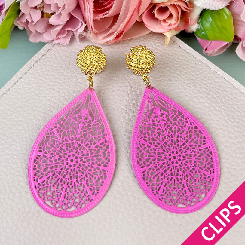 Vergoldete Knoten-Ohrclips mit zartgeprägten Tropfen in hellem Pink