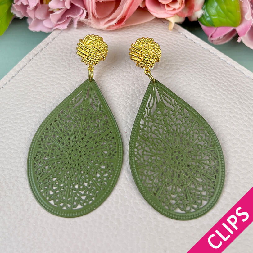 Vergoldete Knoten-Ohrclips mit zartgeprägten Tropfen in Oliv