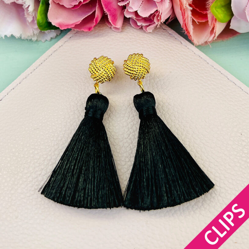 Vergoldete Knoten-Ohrclips mit schwarzer Quaste
