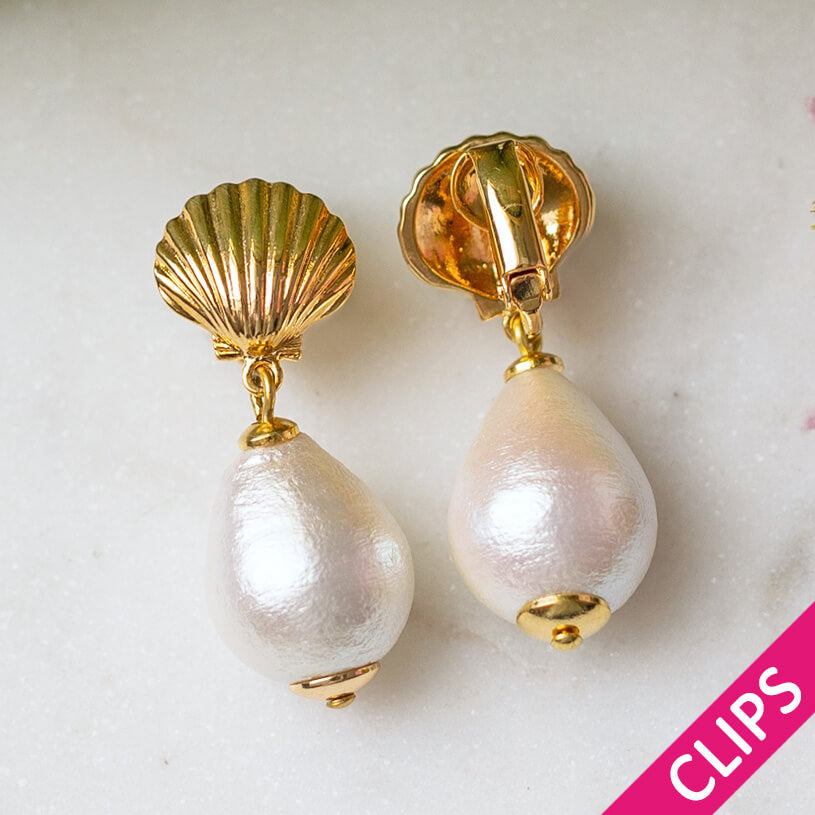 Vergoldete Muschel-Ohrclips mit leichtem Baumwolltropfen