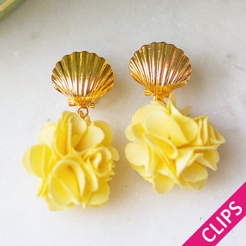 Vergoldete Muschel-Ohrclips mit hellgelbem Blüten-Pompom