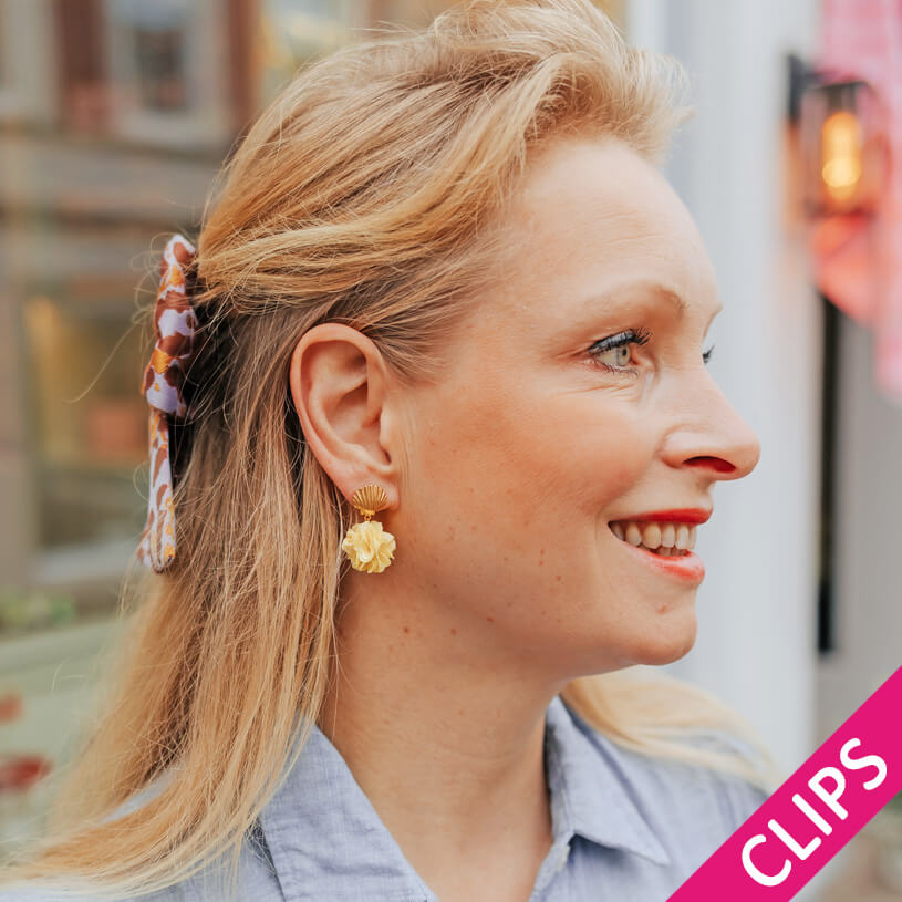 Vergoldete Muschel-Ohrclips mit hellgelbem Blüten-Pompom