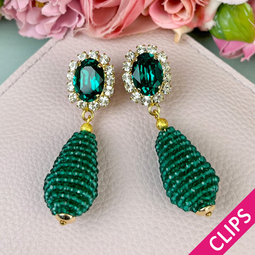 Edel funkelnde Ohrclips in Dunkelgrün mit glitzerndem Tropfen