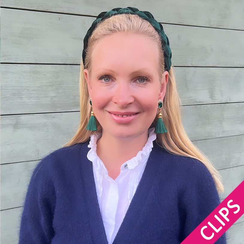 Edel funkelnde Ohrclips in Dunkelgrün mit Quaste