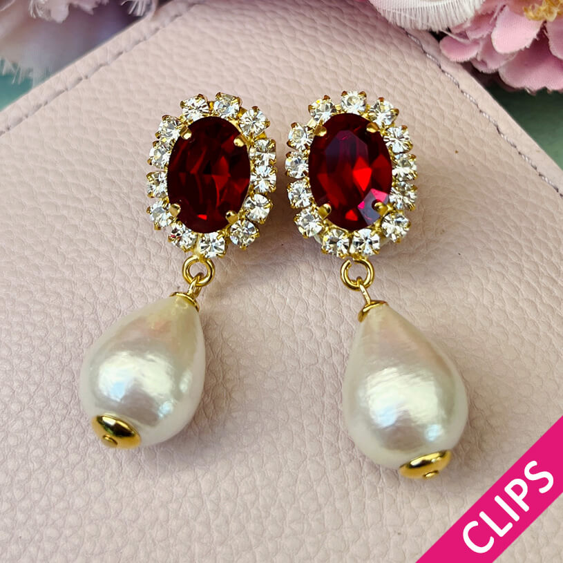 Edel funkelnde Ohrclips in Dunkelrot mit leichtem Baumwolltropfen