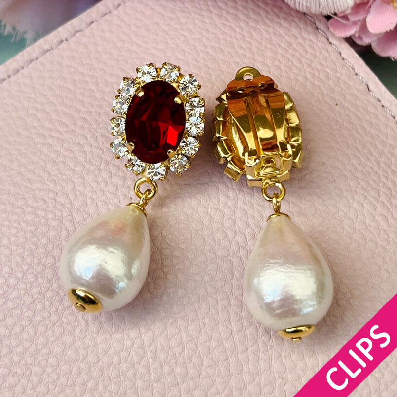 Edel funkelnde Ohrclips in Dunkelrot mit leichtem Baumwolltropfen