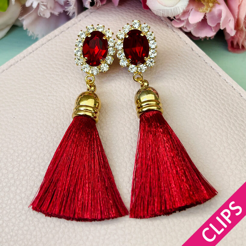 Edel funkelnde Ohrclips in Dunkelrot mit Quaste