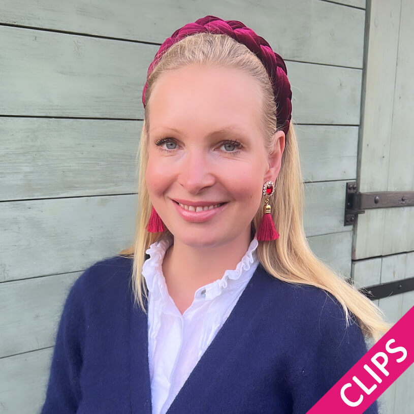 Edel funkelnde Ohrclips in Dunkelrot mit Quaste