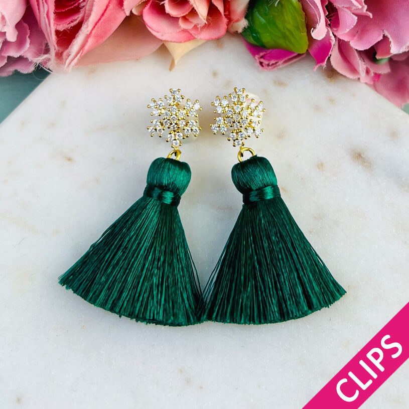 Funkelnder Schneeflocken-Ohrclips mit Steinen und dunkelgrüner Quaste