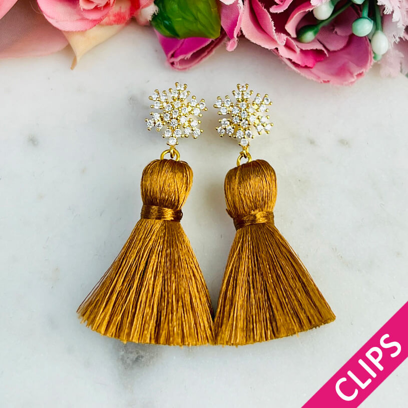 Funkelnder Schneeflocken-Ohrclips mit Steinen und cognacfarbener Quaste