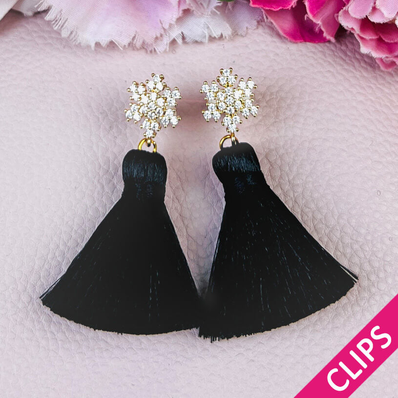 Funkelnder Schneeflocken-Ohrclips mit Steinen und schwarzer Quaste