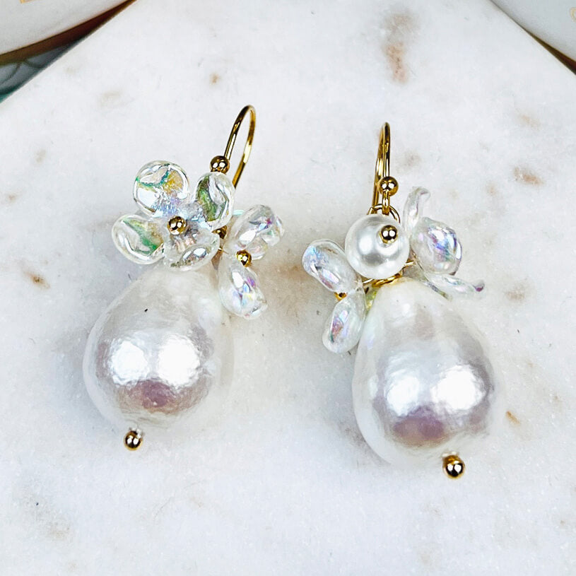 Vergoldete Ohrhänger mit perlmuttfarbenen Blüten und Tropfen