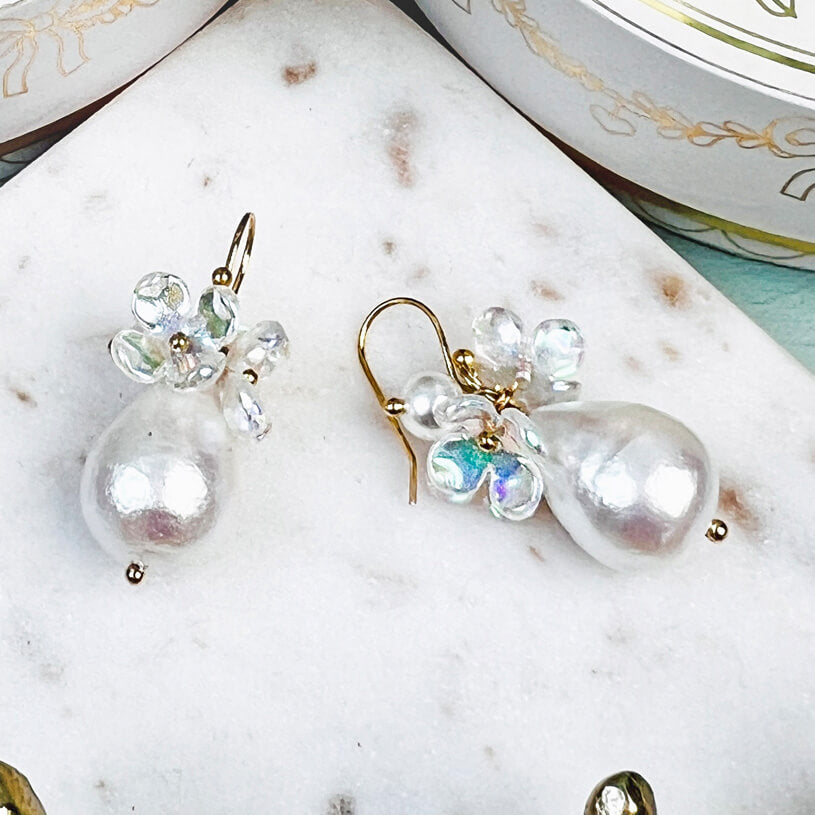 Vergoldete Ohrhänger mit perlmuttfarbenen Blüten und Tropfen