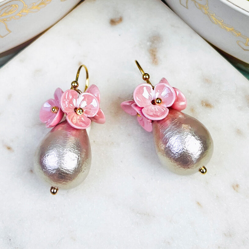 Vergoldete Ohrhänger mit rosafarbenen Blüten und Tropfen