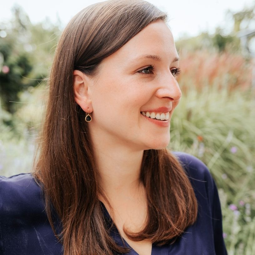 Vergoldete Ohrhänger mit tropfenförmigen funkelnden Kristallen in Dunkelblau von Janne v. d. Heide