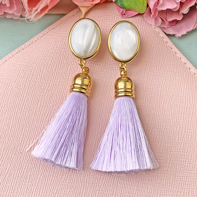 Vergoldete Ohrstecker in Perlmuttfarben mit seidiger, fliederfarbener Quaste von AmuseToi