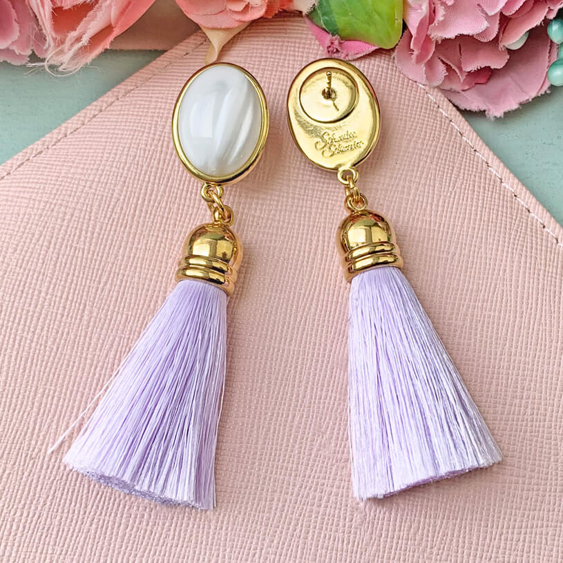 Vergoldete Ohrstecker in Perlmuttfarben mit seidiger, fliederfarbener Quaste von AmuseToi