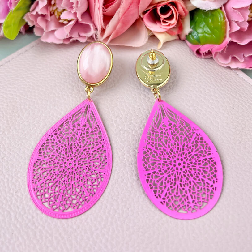 Schimmernde rosafarbene Ohrstecker mit zartgeprägten Tropfen in Pink