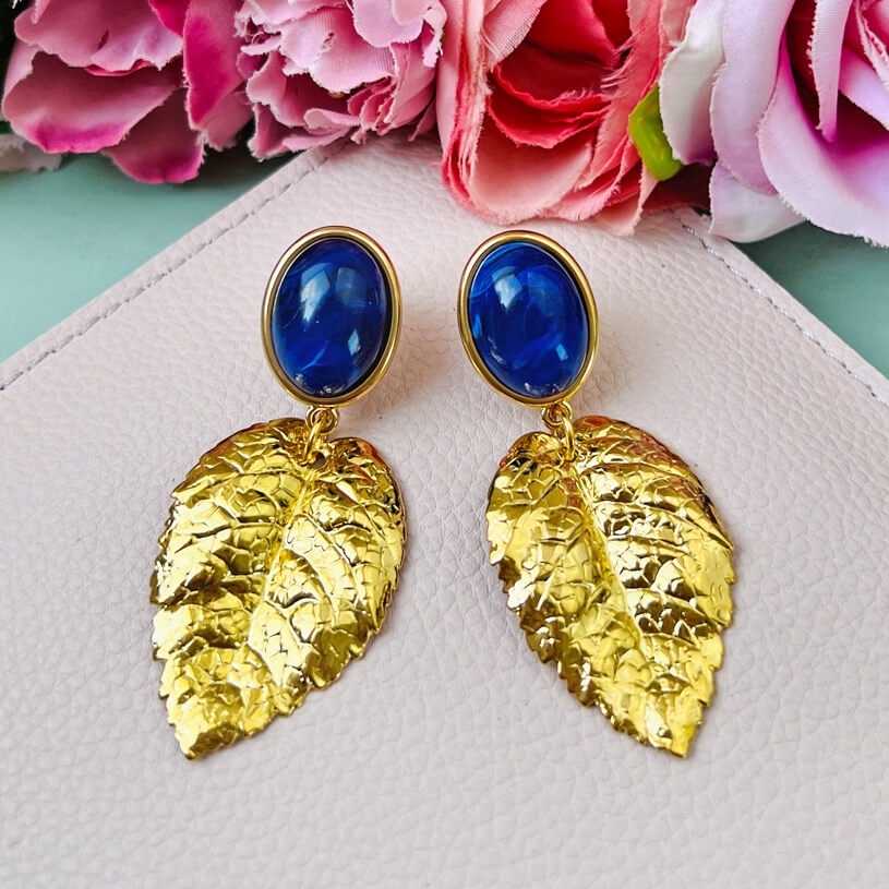 Dunkelblauer Ohrstecker mit großem goldenen Blatt von AmuseToi