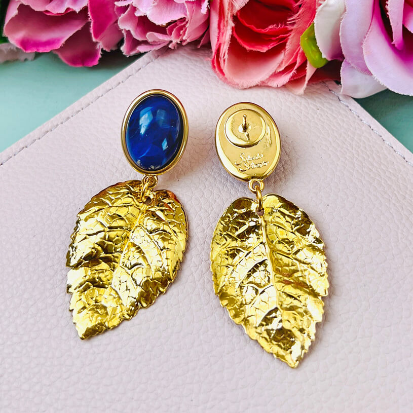 Dunkelblauer Ohrstecker mit großem goldenen Blatt von AmuseToi