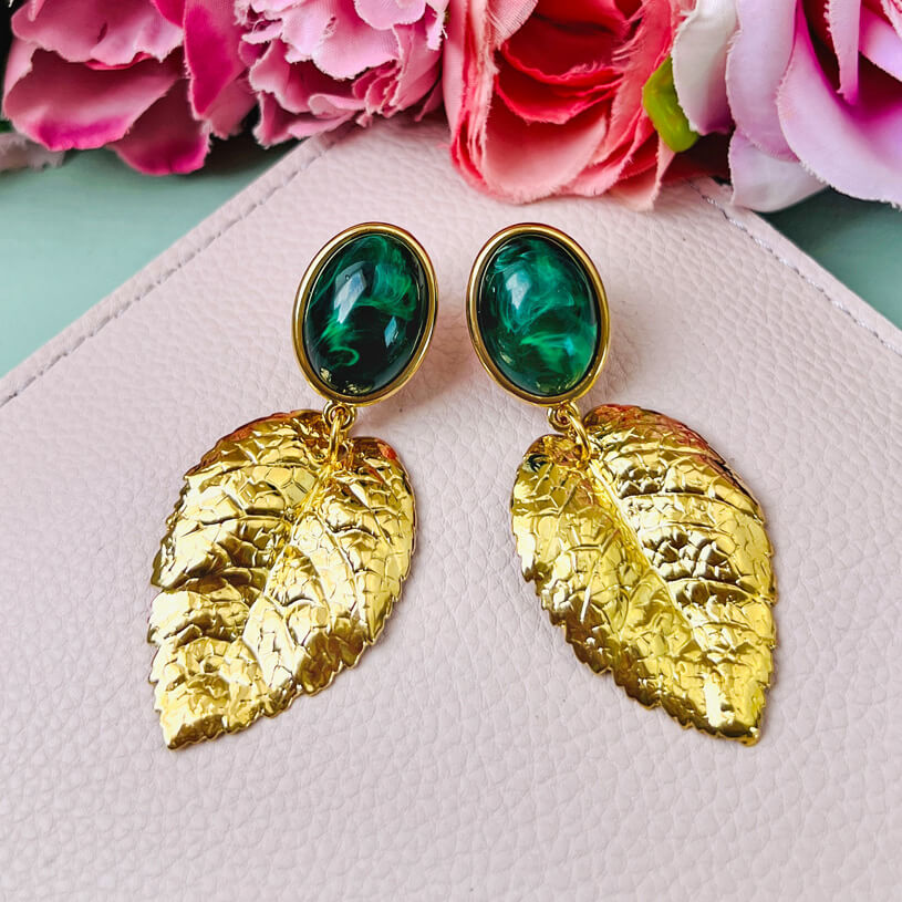 Dunkelgrüner Ohrstecker mit großem goldenen Blatt von AmuseToi