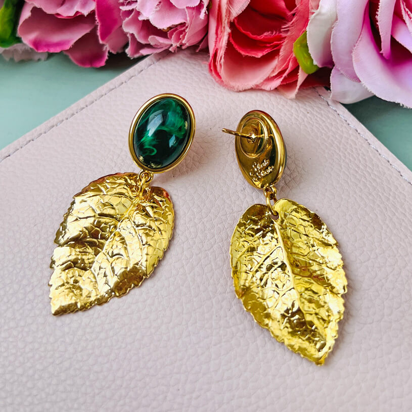 Dunkelgrüner Ohrstecker mit großem goldenen Blatt von AmuseToi