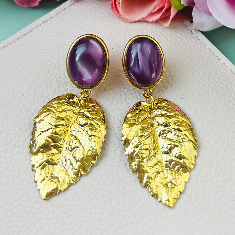 Amethystfarbene Ohrstecker mit goldenem Blatt von AmuseToi
