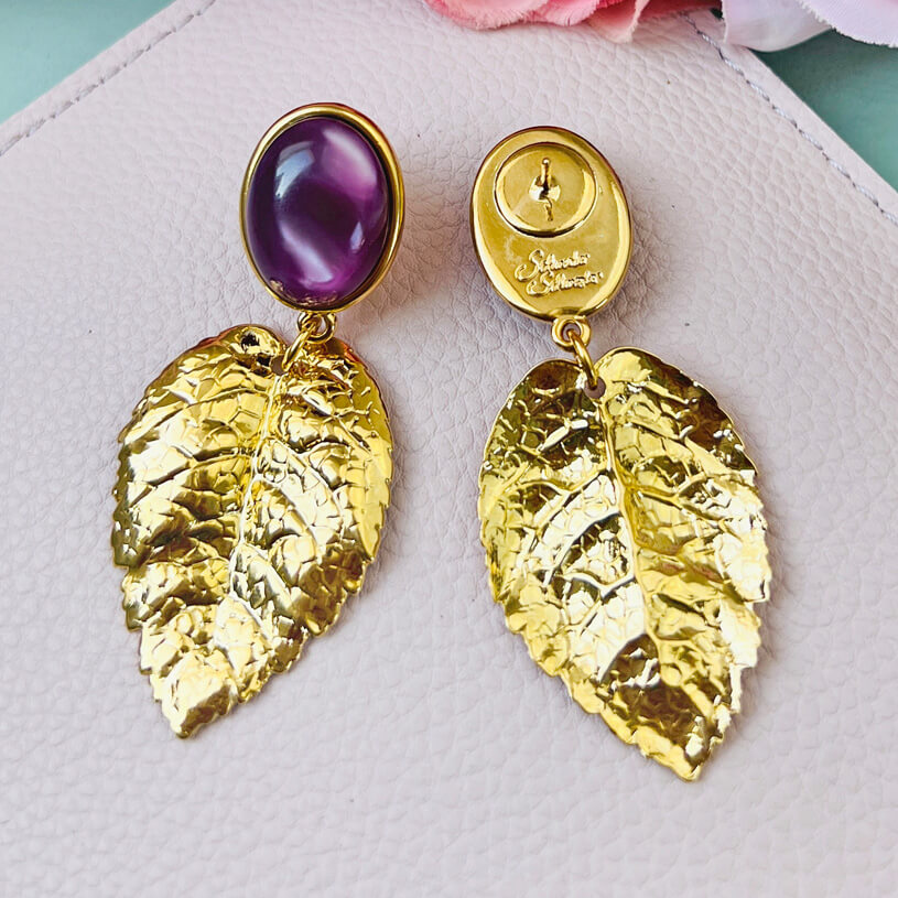 Amethystfarbene Ohrstecker mit goldenem Blatt von AmuseToi