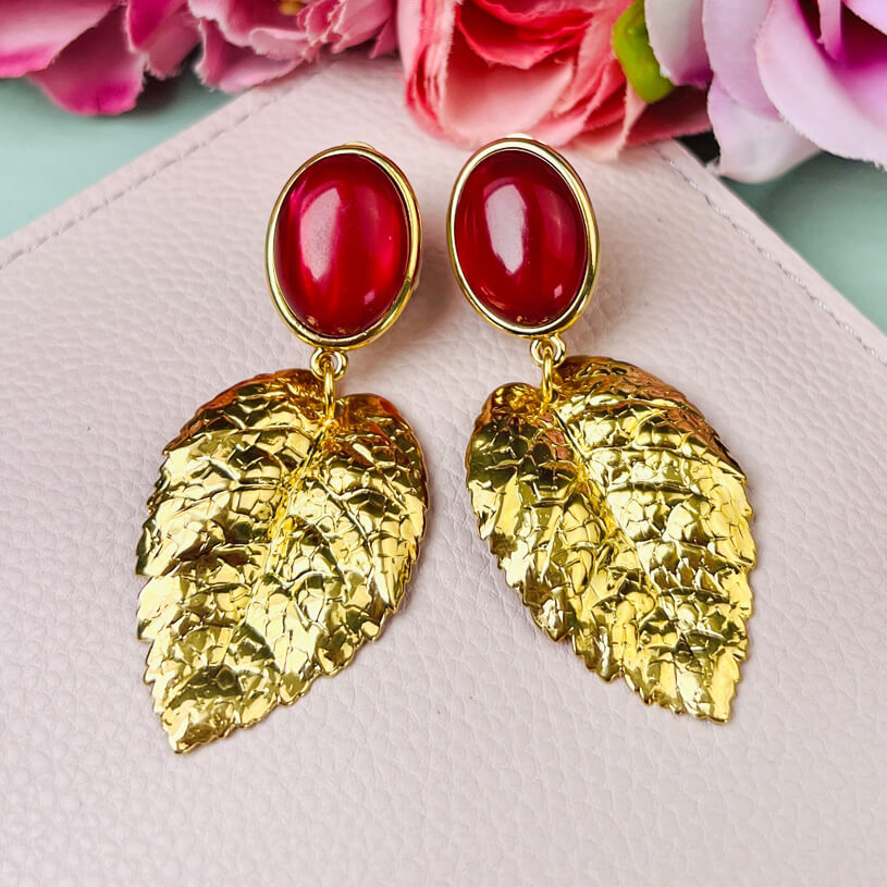 Dunkelroter Ohrstecker mit großem goldenen Blatt von AmuseToi