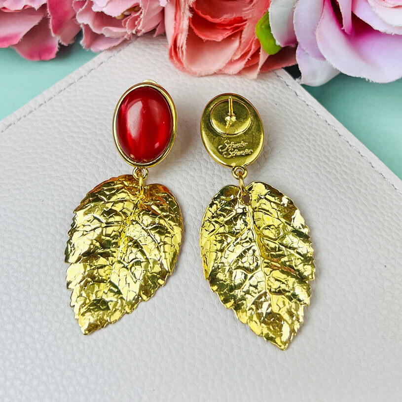 Dunkelroter Ohrstecker mit großem goldenen Blatt von AmuseToi