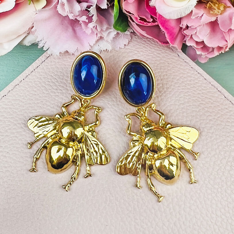 Dunkelblauer Ohrstecker mit vergoldeter Hummel von AmuseToi