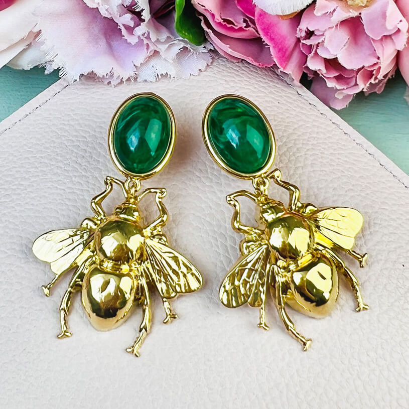 Dunkelgrüner Ohrstecker mit vergoldeter Hummel von AmuseToi