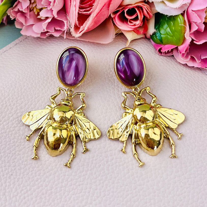 Amethystfarbener Ohrstecker mit vergoldeter Hummel von AmuseToi