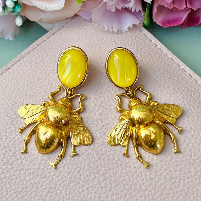 Gelber Ohrstecker mit vergoldeter Hummel von AmuseToi