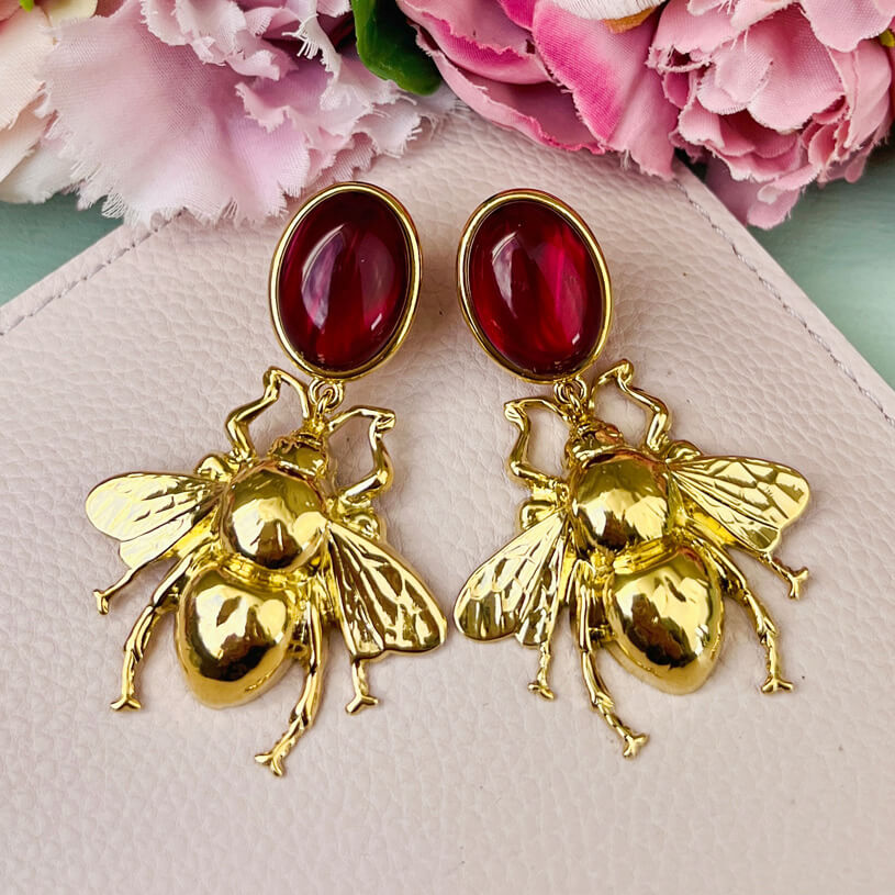 Dunkelrote Ohrstecker mit vergoldeter Hummel von AmuseToi