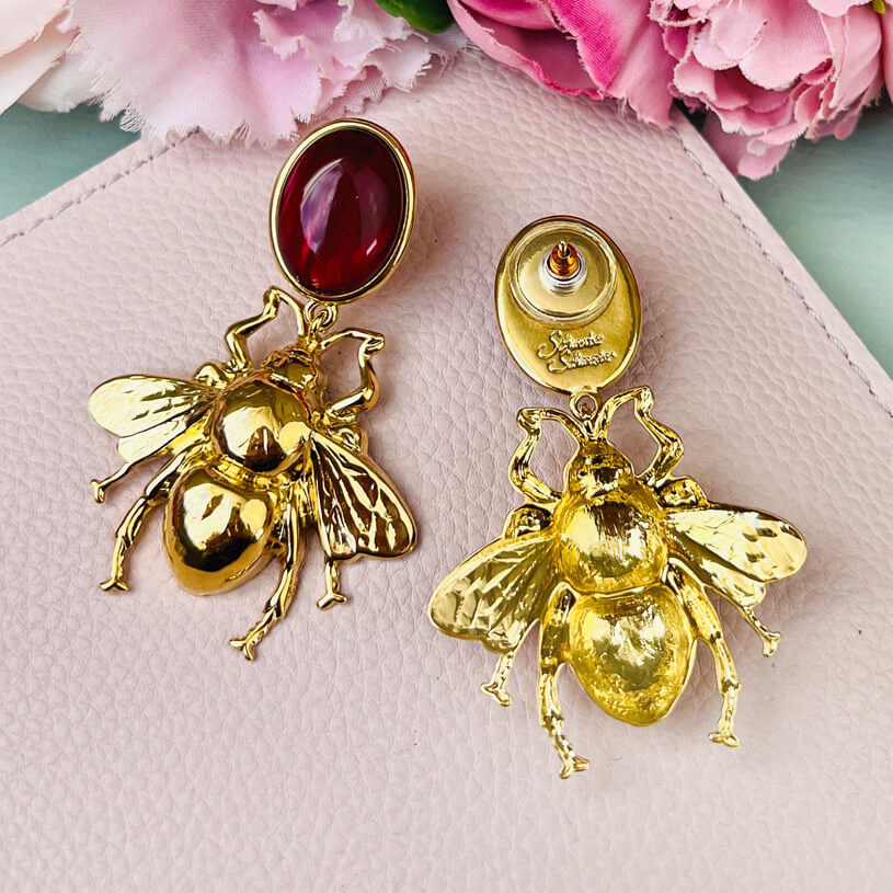 Dunkelrote Ohrstecker mit vergoldeter Hummel von AmuseToi