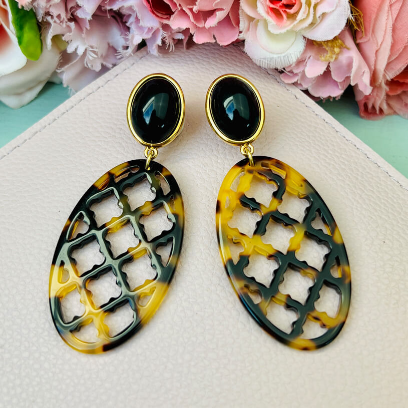 Schwarze Ohrringe als Ohrstecker mit Oval in Schildpatt-Optik im Marrakesch Stil von AmuseToi