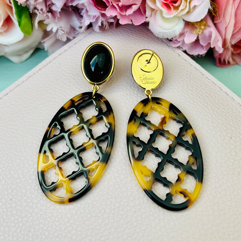 Schwarze Ohrringe als Ohrstecker mit Oval in Schildpatt-Optik im Marrakesch Stil von AmuseToi