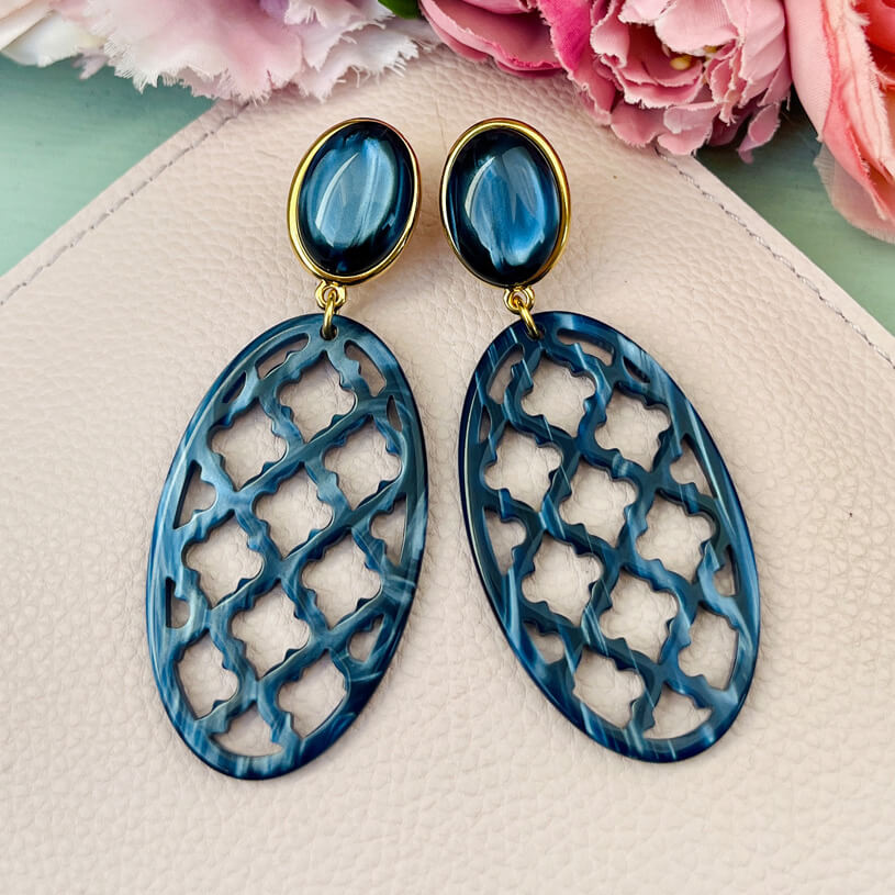 Vergoldete Ohrstecker in schimmerndem Dunkelblau mit schönem Oval im Marrakesch-Stil von AmuseToi