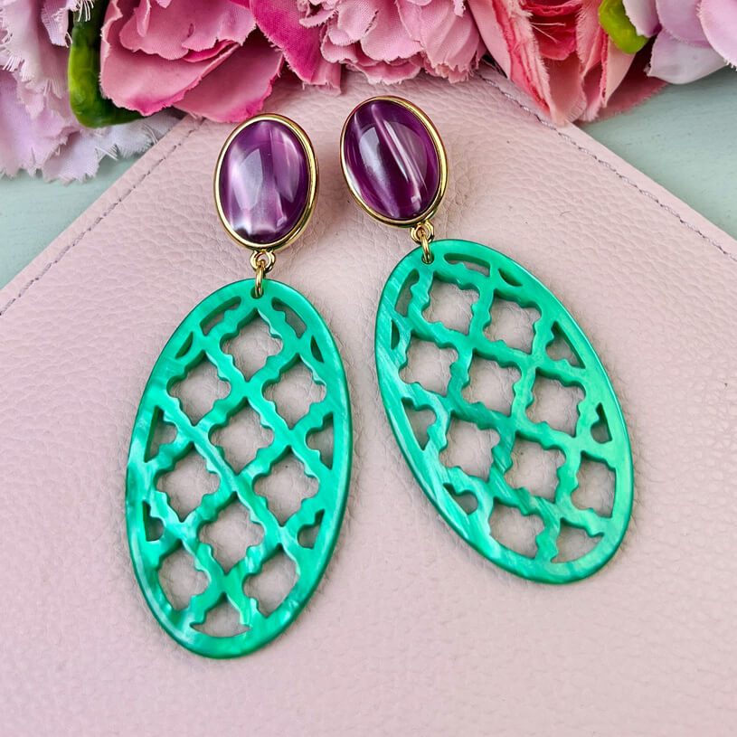 Vergoldete Ohrstecker in amethystfarbem mit wunderschönem schimmerndem dunkelgrünen Oval im Marrakesch-Stil