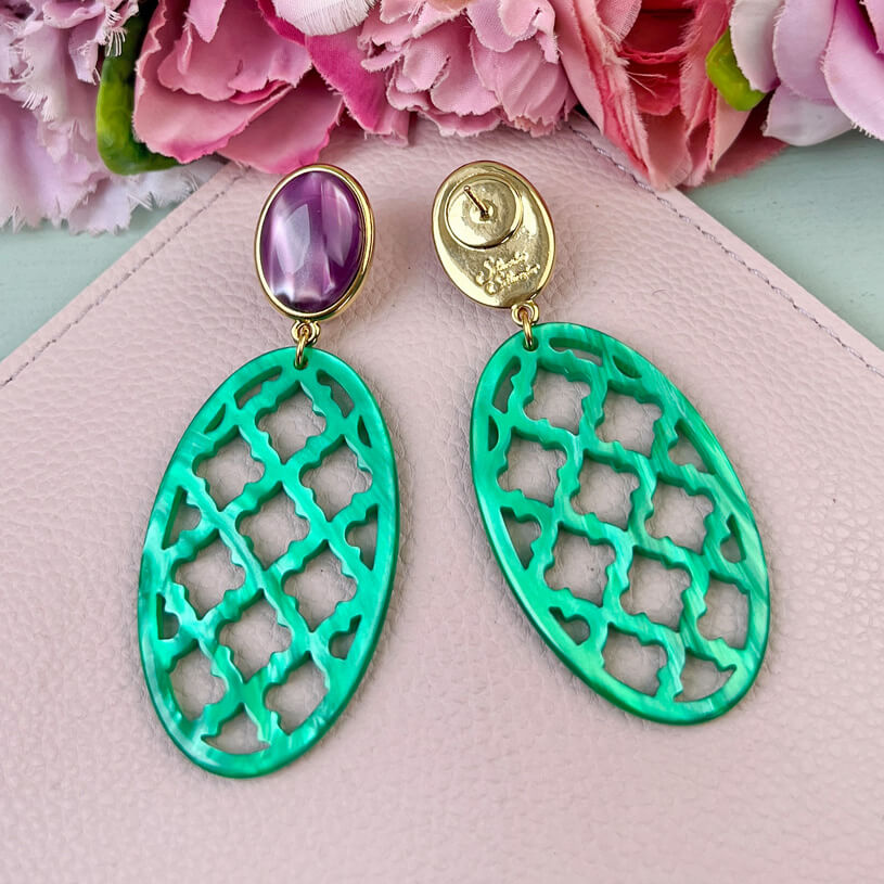 Vergoldete Ohrstecker in amethystfarbem mit wunderschönem schimmerndem dunkelgrünen Oval im Marrakesch-Stil