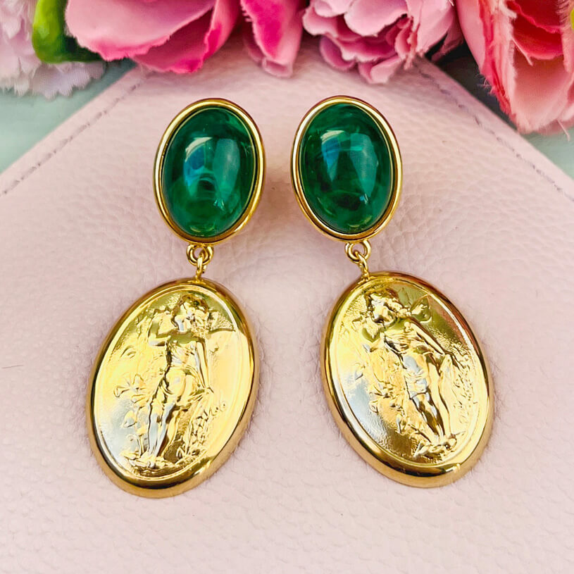 Dunkelgrüner Ohrstecker mit Putte auf vergoldetem Oval von AmuseToi