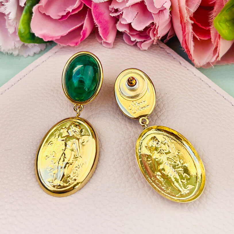 Dunkelgrüner Ohrstecker mit Putte auf vergoldetem Oval von AmuseToi