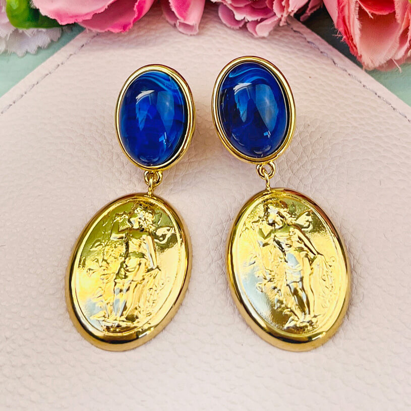 Dunkelblauer Ohrstecker mit Putte auf goldenem Oval von AmuseToi