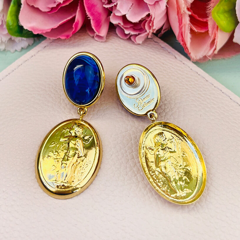 Dunkelblauer Ohrstecker mit Putte auf goldenem Oval von AmuseToi