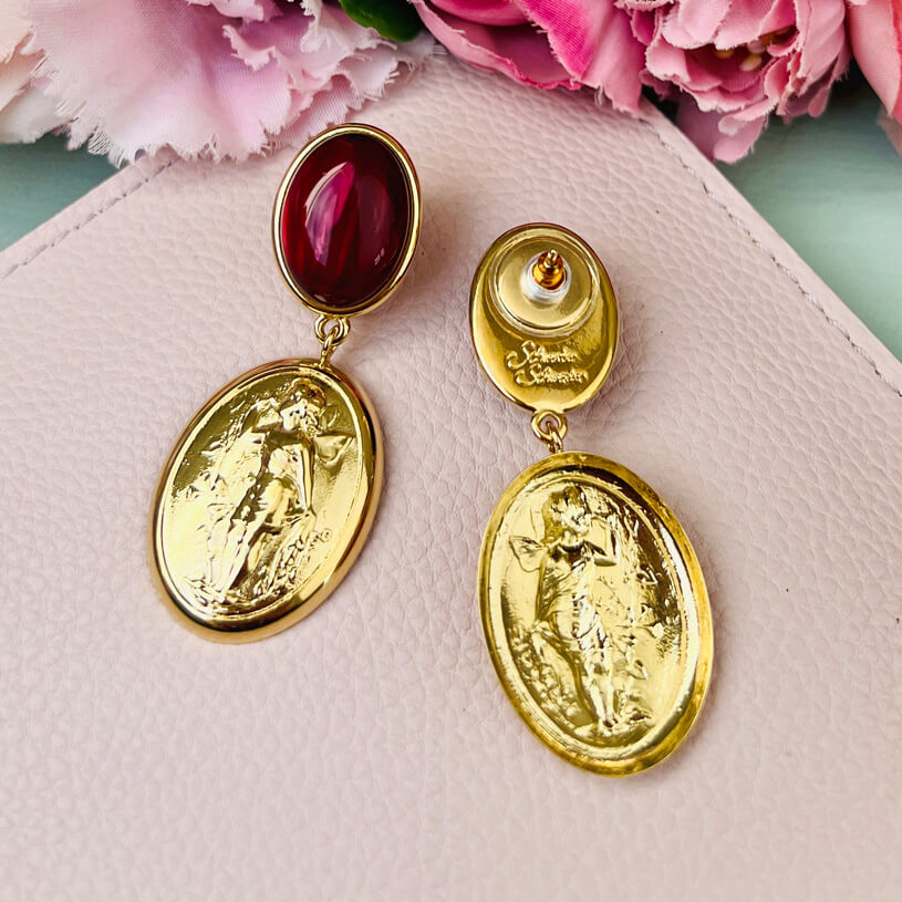 Dunkelrote Ohrstecker mit Putte auf goldenem Oval