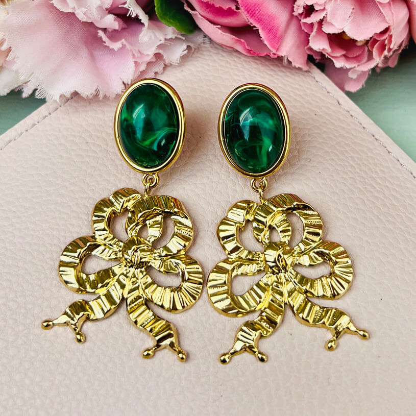 Dunkelgrüner Ohrstecker mit vergoldeter Schleife von AmuseToi