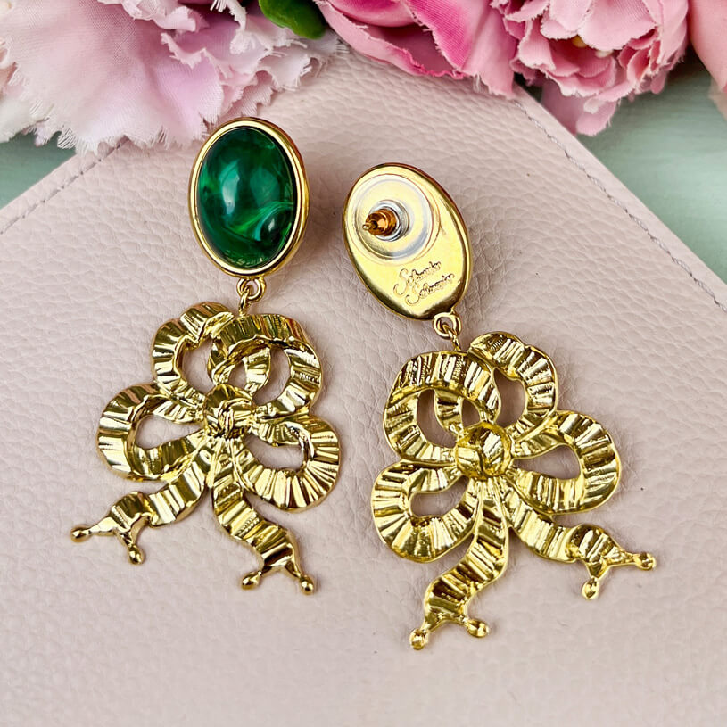 Dunkelgrüner Ohrstecker mit vergoldeter Schleife von AmuseToi